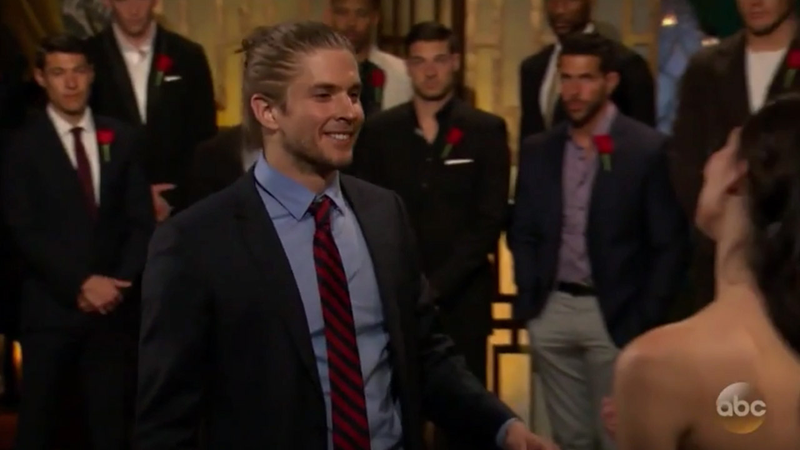 Illustration for article titled The Football Player Flips A Log On The Bachelorette, And The Football Knower Gets Eliminated